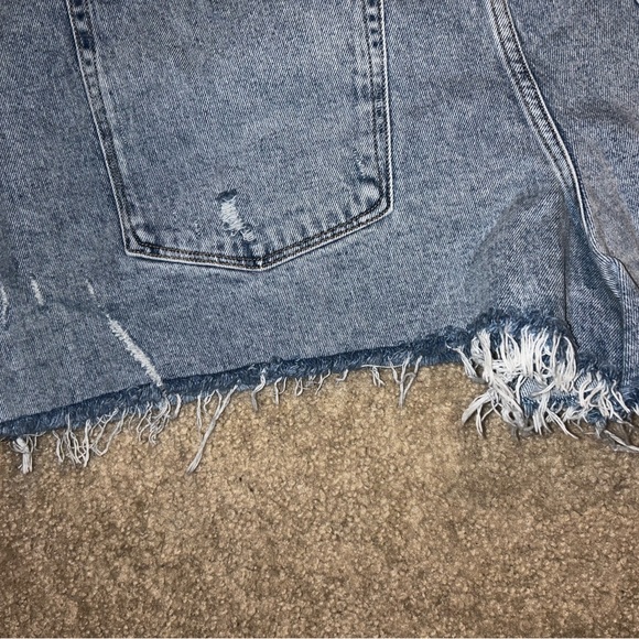 Good American Distressed Jean Shorts BNWT - Picture 4 of 6